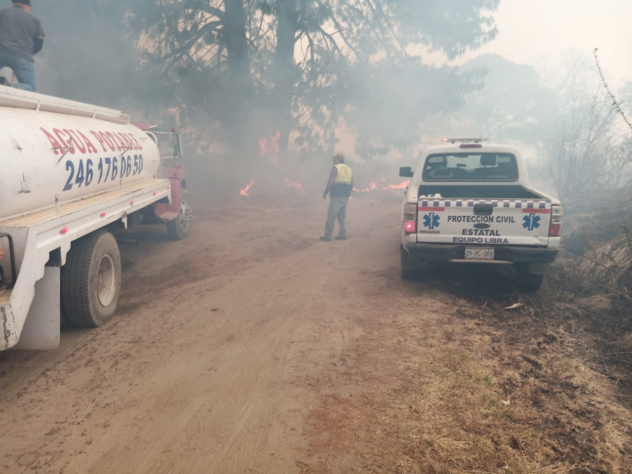 Viento dificulta combate a incendio en Atltzayanca; habilitan albergue ante eventual evacuación de la población